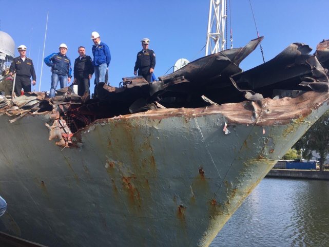 捡了大便宜!俄舰与货船相撞,舰艏红星掉落,竟成货船水手战利品