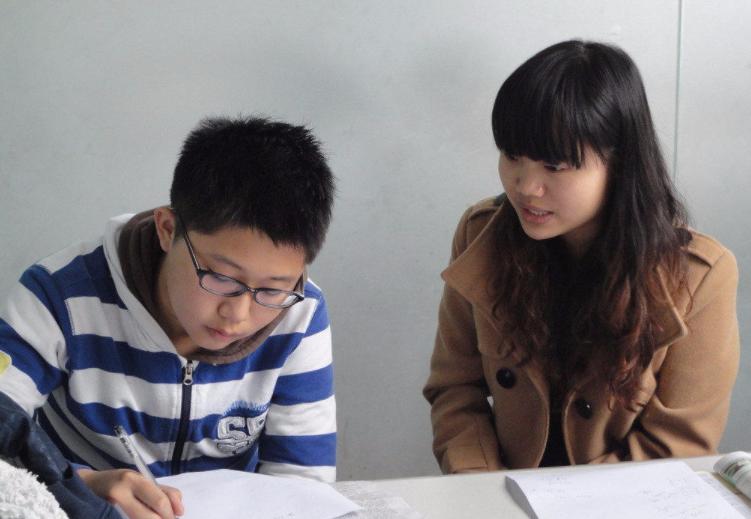 住家家庭老师薪资,做家政的老师一般工资多少