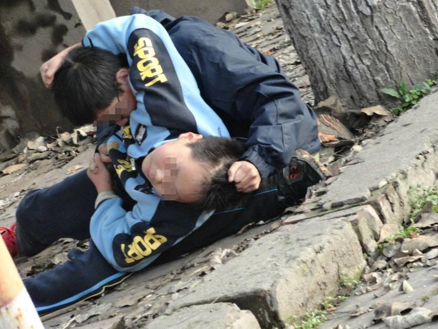 如果孩子被打应该教他打回去吗,孩子被打后该教他打回去吗