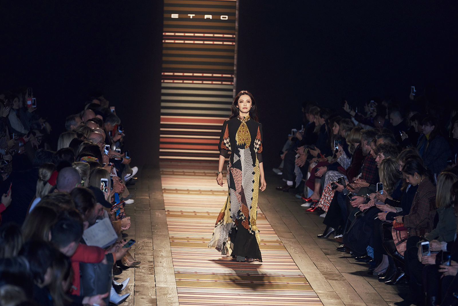 姚晨穿黑白连身裙亮相某活动,姚晨穿搭虽气势凛然