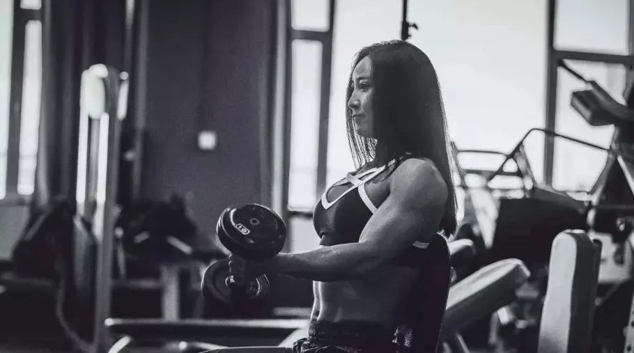 她的性感，我不敢看