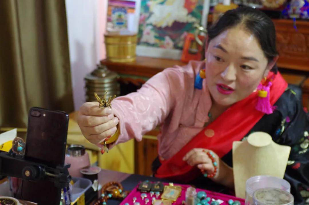 佛经里没有讲，草原上的女人不能搞直播