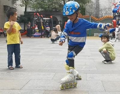 儿童轮滑鞋教学滑行,儿童滑轮滑鞋去哪儿滑