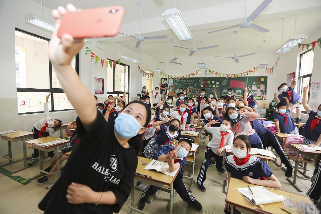 今天又有一批同学返校，来看师生们的自拍留念