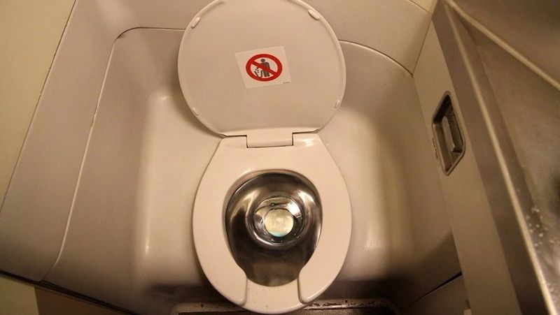 被人视为神物舔食的“天上蓝冰”，其实是飞机侧漏的排泄物