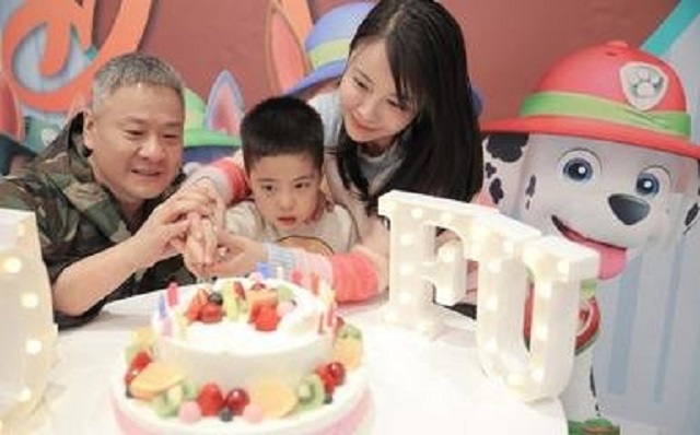 连奕名成名后抛弃妻女,连奕名和妻子图片