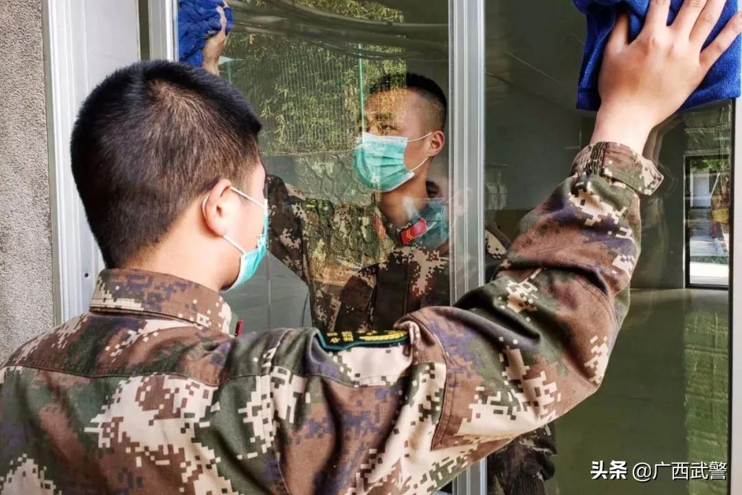 这次，中队长把厕所砸了！