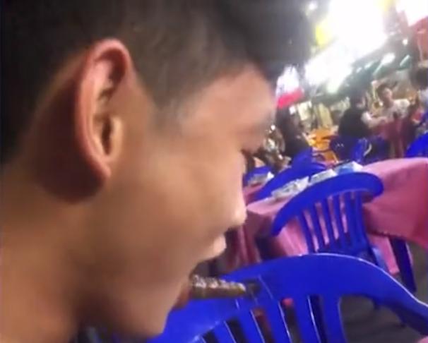 广东一男子吃螺蛳粉,女子吃钉螺时被钉螺吸住