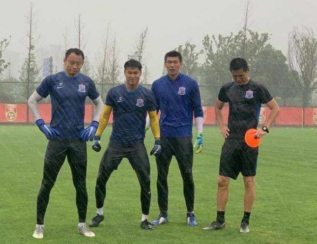 前国青门将加盟上海申花,前锋出任门将