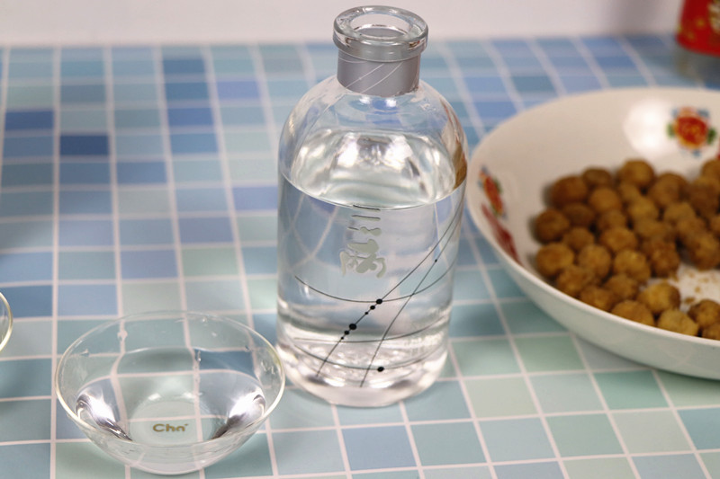 浓香型白酒52和42哪个好下口,好喝的二两装浓香型白酒