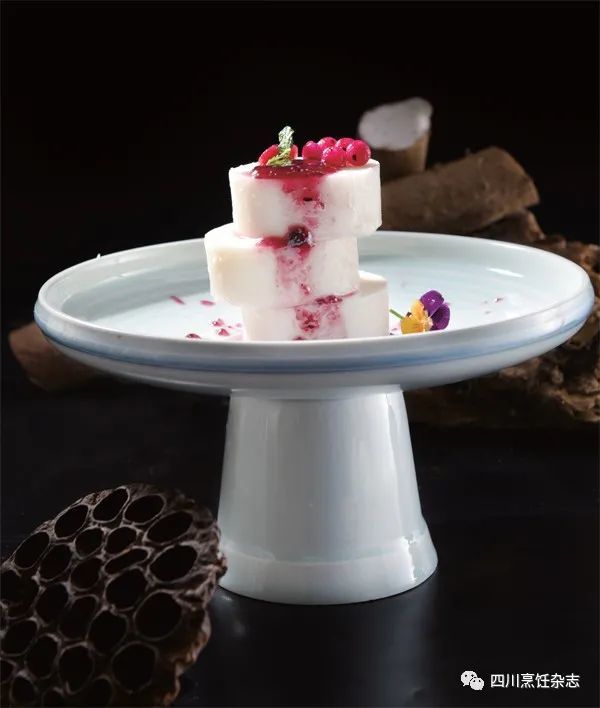 下饭脑花，三椒三香渡花鲢，坛子肉，椒麻脆皮鸡，焦糖脆皮虾...这些菜颇受年轻食客青睐