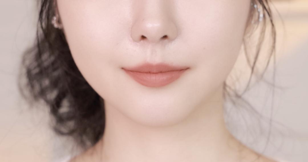 薄唇素颜怎么涂口红,厚唇涂口红日常妆