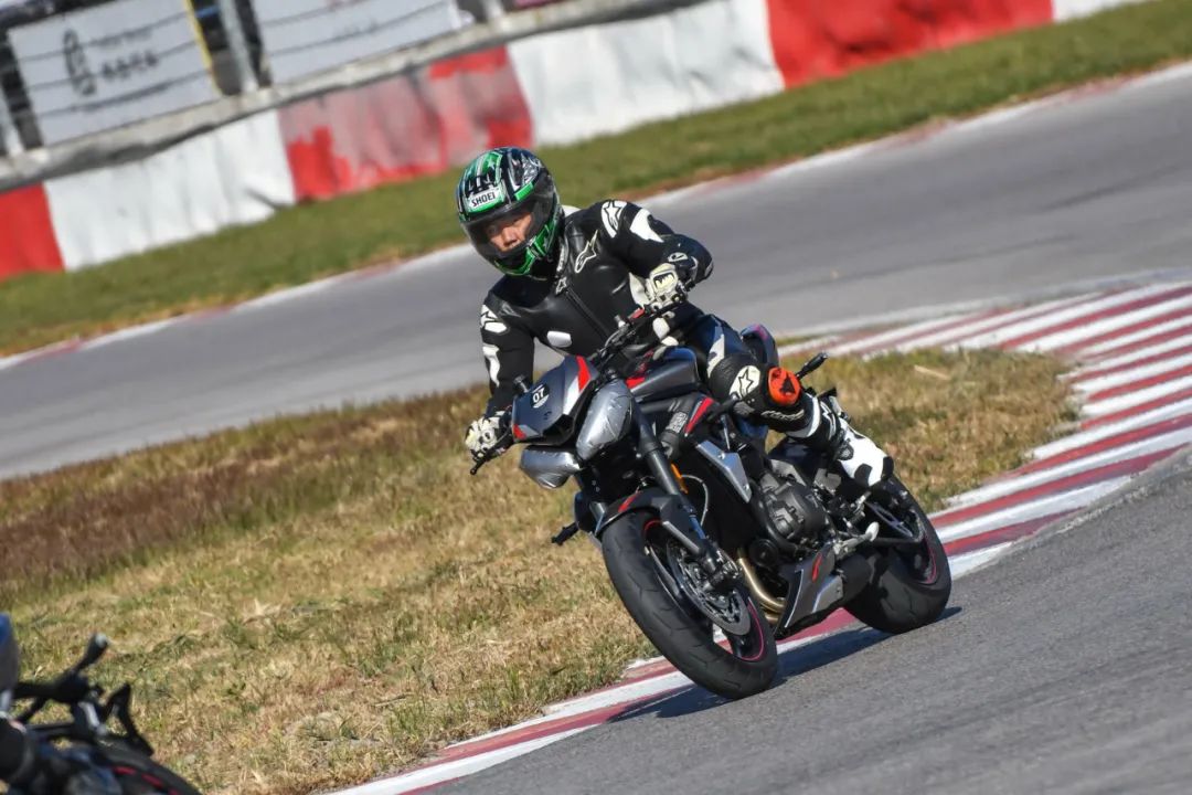 moto2凯旋极速,凯旋765rsmoto2限量版试驾