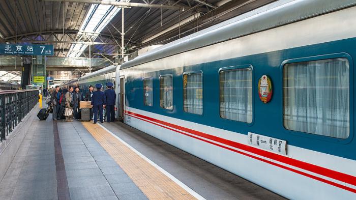 一趟国际列车，靠在北京站，朝鲜乘务员带货忙