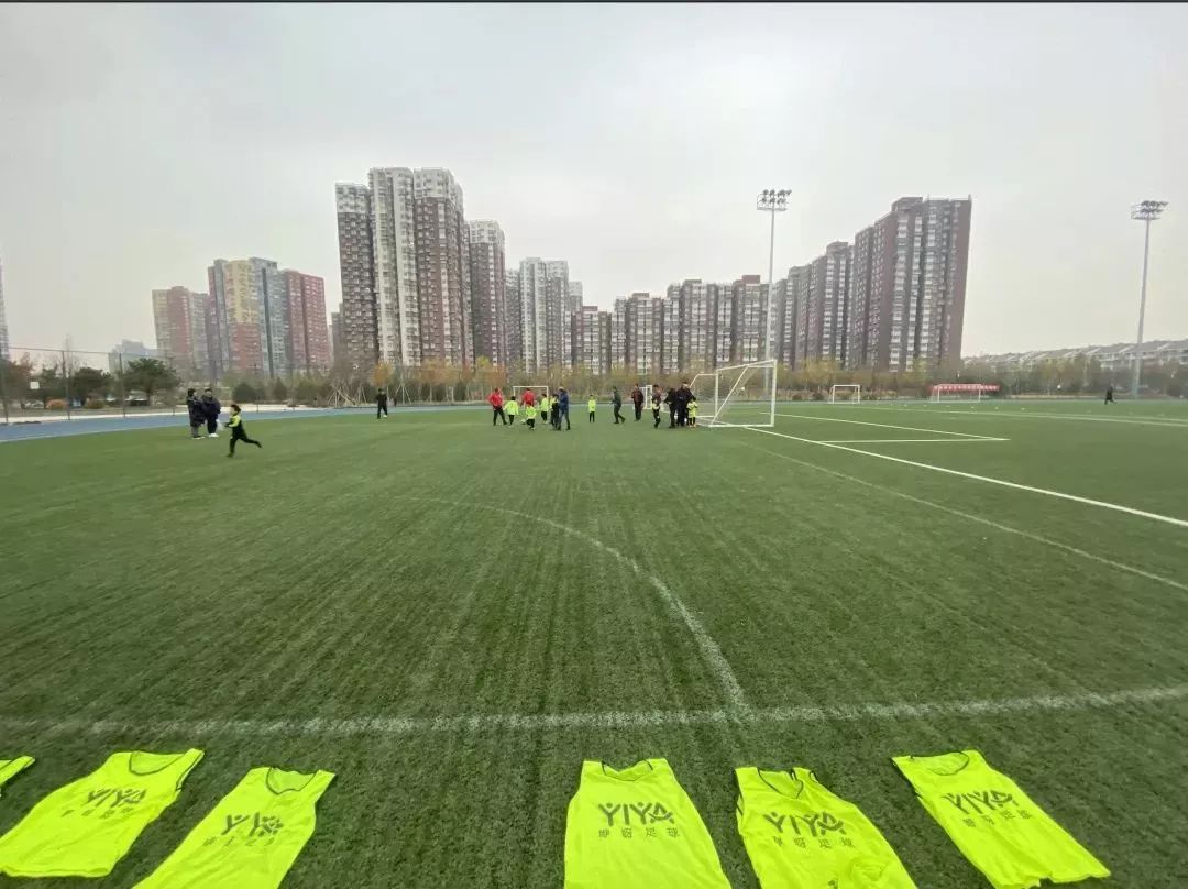 沉浸式足球训练英格兰,足球教练沉浸式教小学生