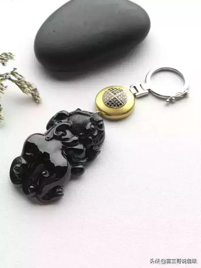 翡翠貔貅的正确佩戴方法,翡翠貔貅的正确戴法