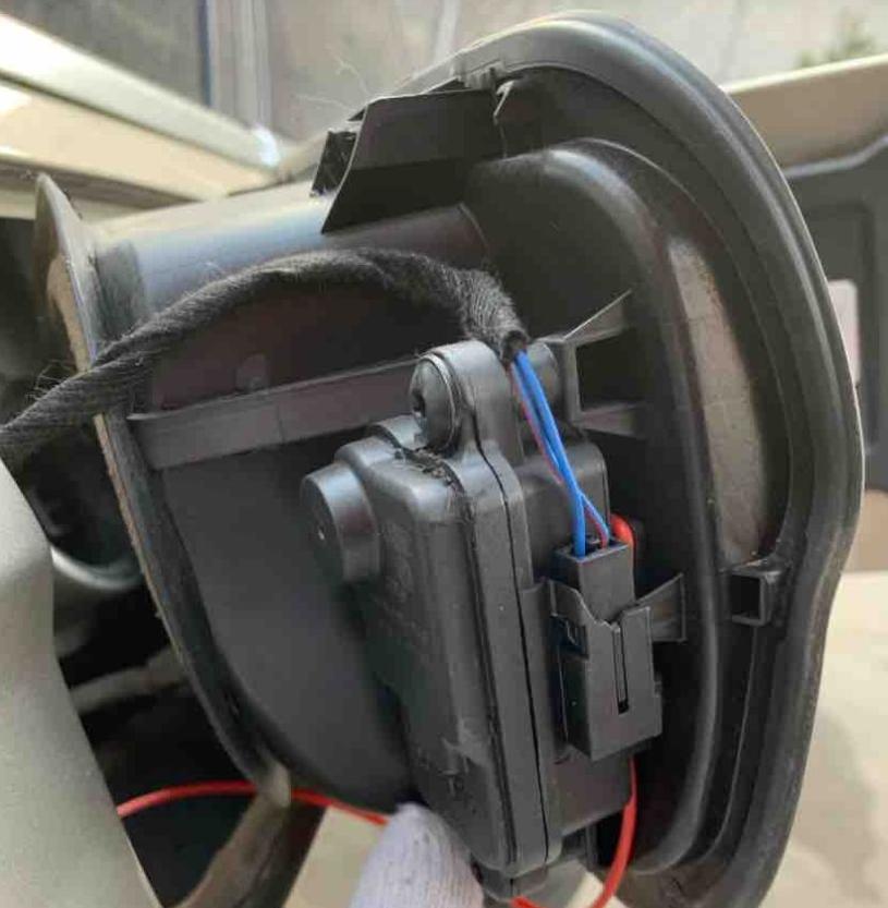 奥迪a6l油箱盖锁不住怎么办,15年奥迪a6l油箱盖怎么打开