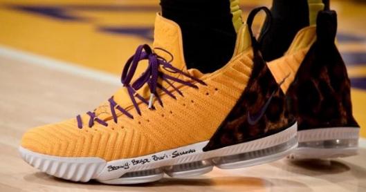 运动服阿迪达斯和耐克谁强,穷穿耐克富穿阿迪是什么意思