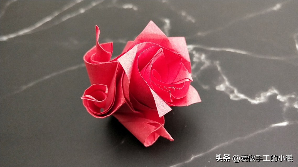 玫瑰花正方形折纸教程图解,怎么样用折纸叠出来简单的玫瑰花