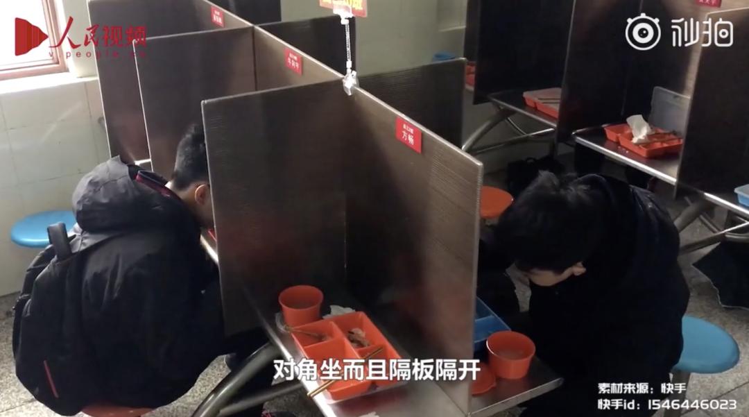 山东一学校食堂火了!一张餐桌4个凳子锁了3个,只容一人孤独地坐着