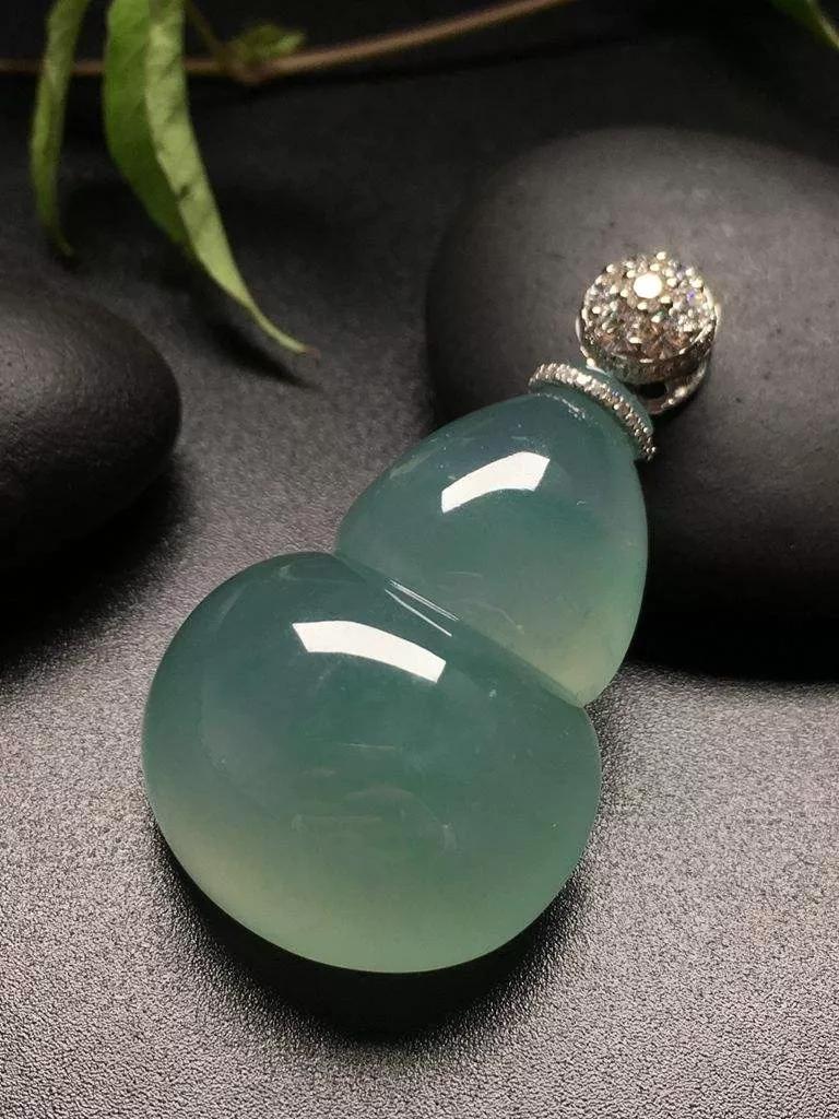 翡翠车挂件的寓意,翡翠蝙蝠挂件寓意