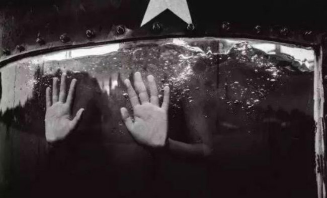 土耳其少女古灵精怪利用牛奶瓶巧拍飞机飞行画面,来学下拍照