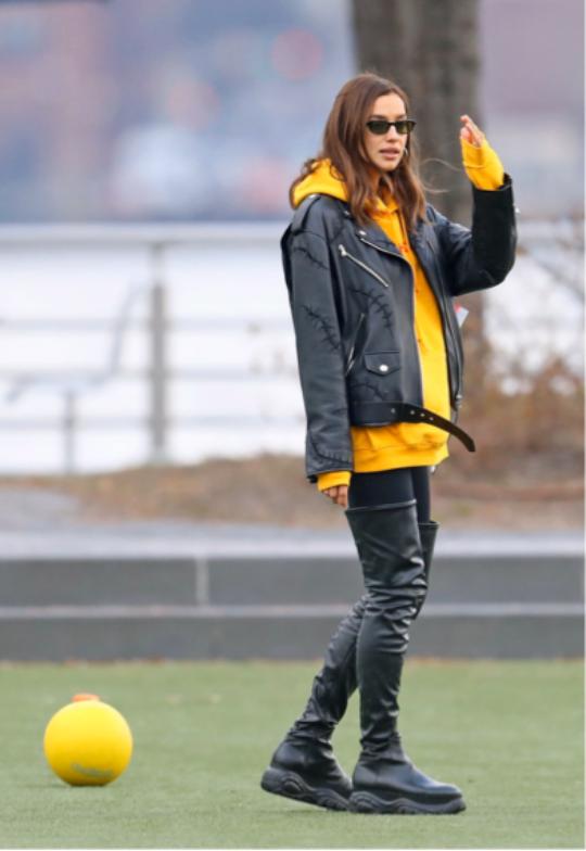 快get百搭卫衣穿出时髦和前卫,怎么把颜色鲜亮的卫衣穿出时尚感