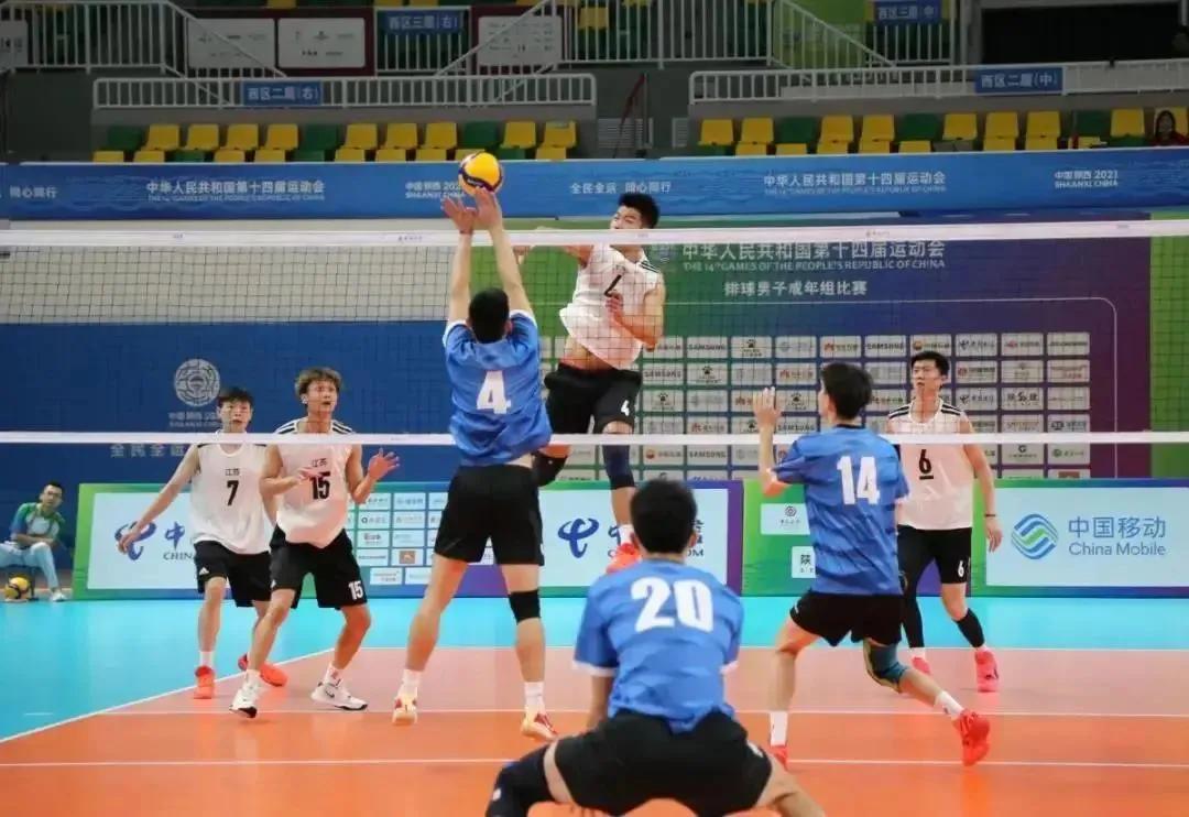 运动会的健儿们加油,赛程结束给队友们加油鼓气