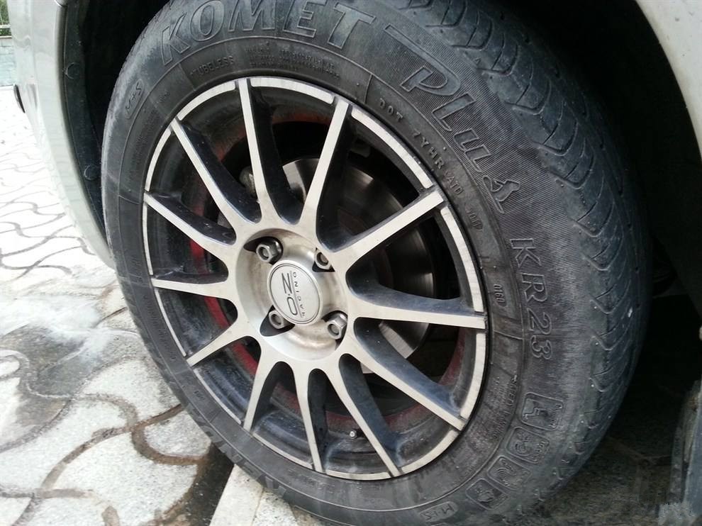 汽车四颗螺丝怎么就能固定轮胎,汽车轮胎的螺丝是怎么打开的