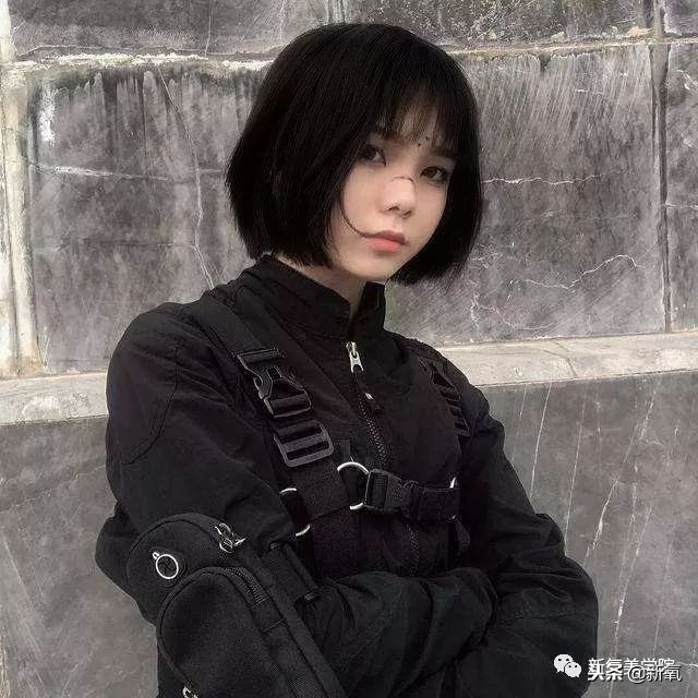 谭松韵蓬松的头,谭松韵摘掉眼镜打扮后惊艳出场