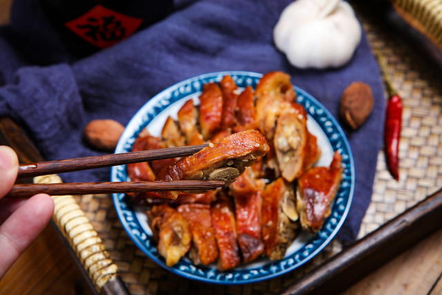 女子用“烤屁股”的理疗灯热烤鸭上演疯狂吃货有多爽