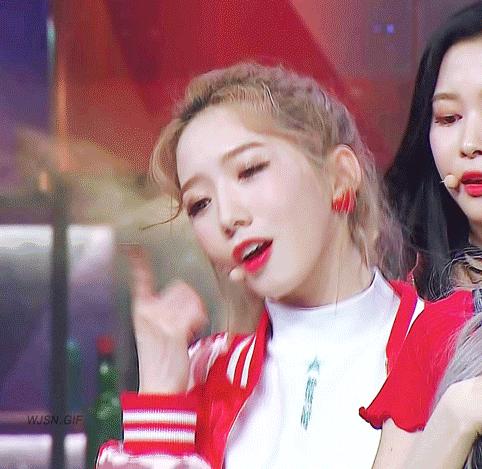 欧阳娜娜杨超越谁更美,杨超越和欧阳娜娜为啥长得一样