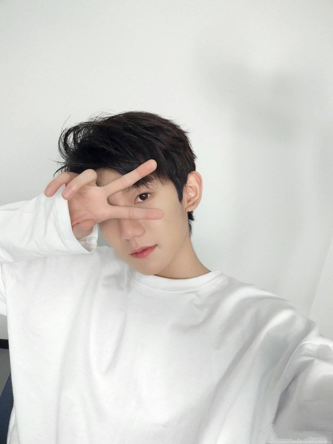 王源高低腿绝技第一次尝试笑翻了,王源说的自拍方法