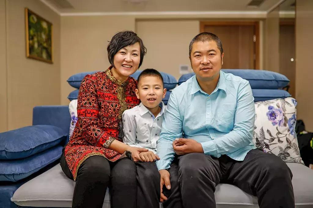 一家五口新春全家福拍照姿势大全,横向新春全家福照片模板直接套用