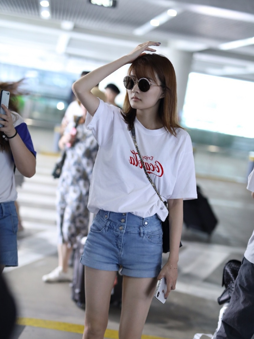 网友直呼杨紫不用再减肥了，凭牛仔裤就能穿出A4腰，学起来！