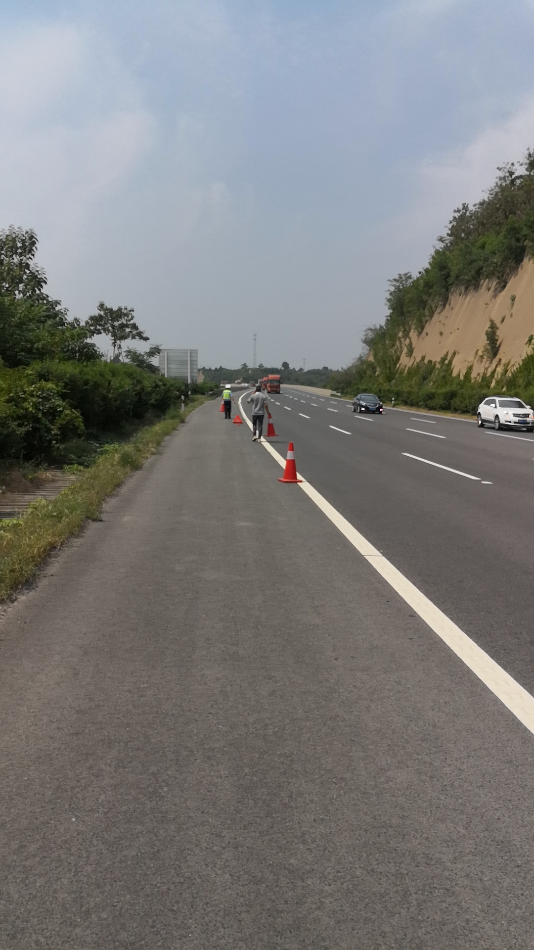 大巴车前轮没气停在路边高速交警及时帮助排除隐患