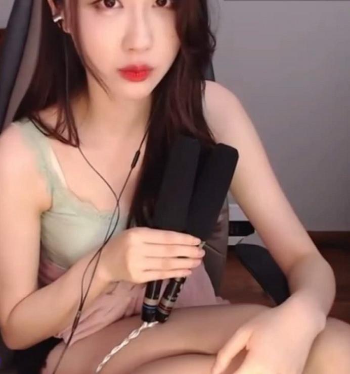 做多少瑜伽才有这效果？轩子巨2兔开播，身体全盘在了椅子