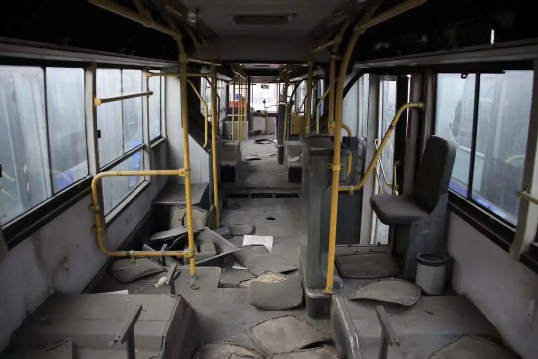 追逐公交的人,学生追逐公交车事故