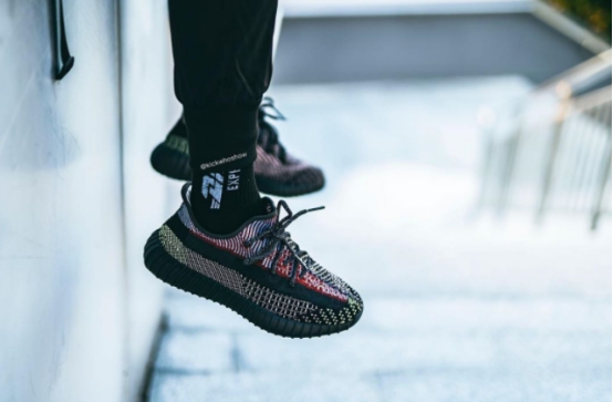 yeezy350亚洲限定粉满天星,黑色满天星yeezy350穿搭
