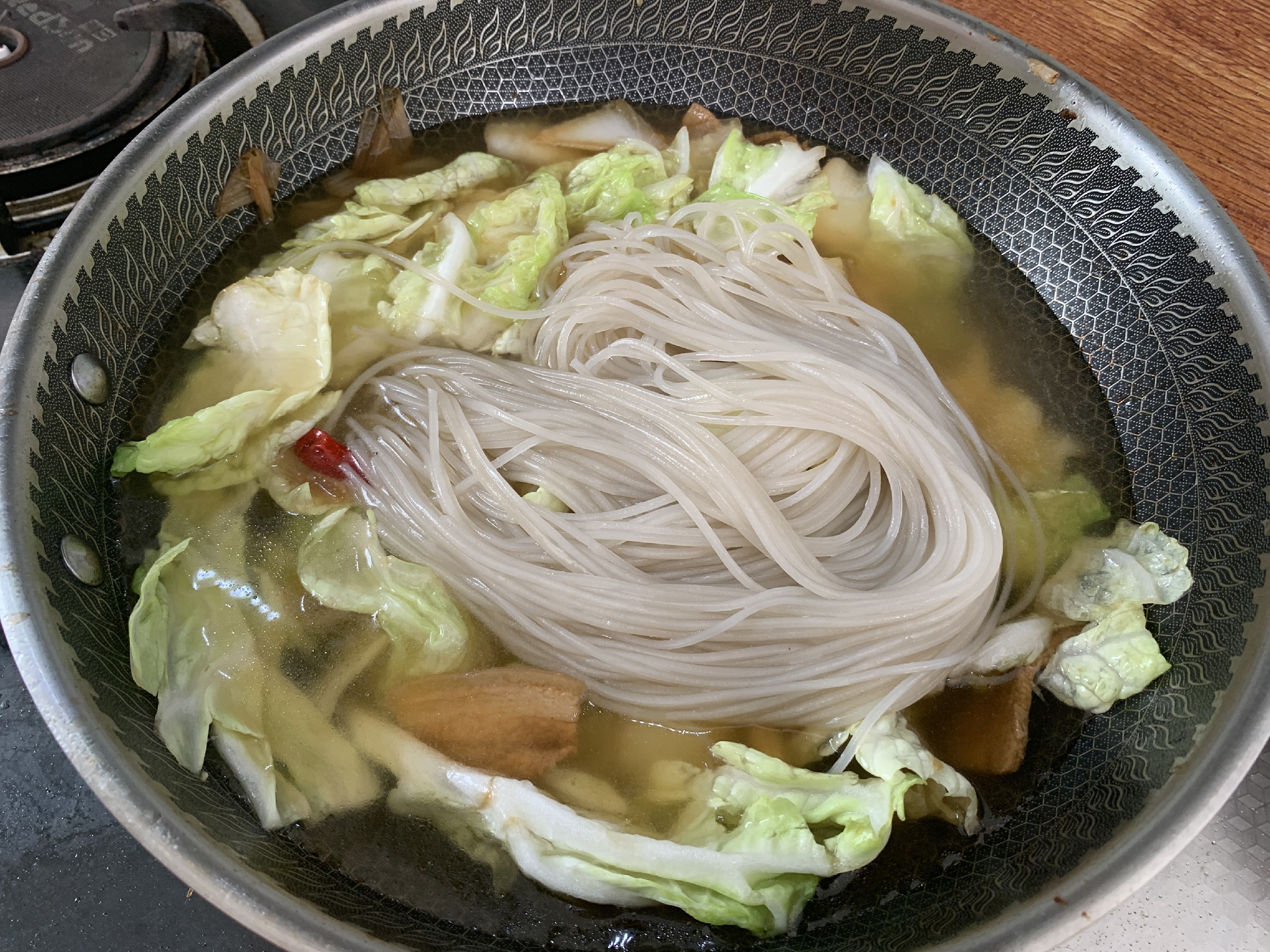 白菜炖粉条先放哪个,白菜炖粉条粉条什么时候放合适