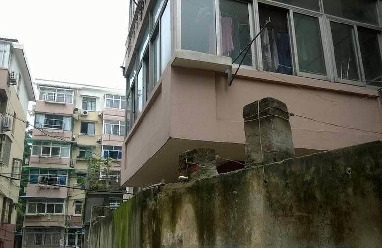 一路之隔两个小区的房价,一路之隔小区价格差距