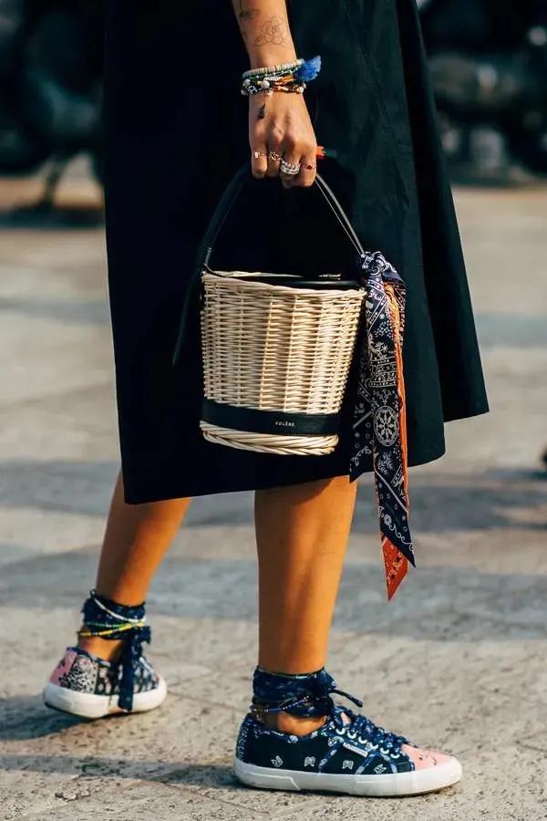 丝巾的100种系法,90x90方形丝巾的系法慢动作视频