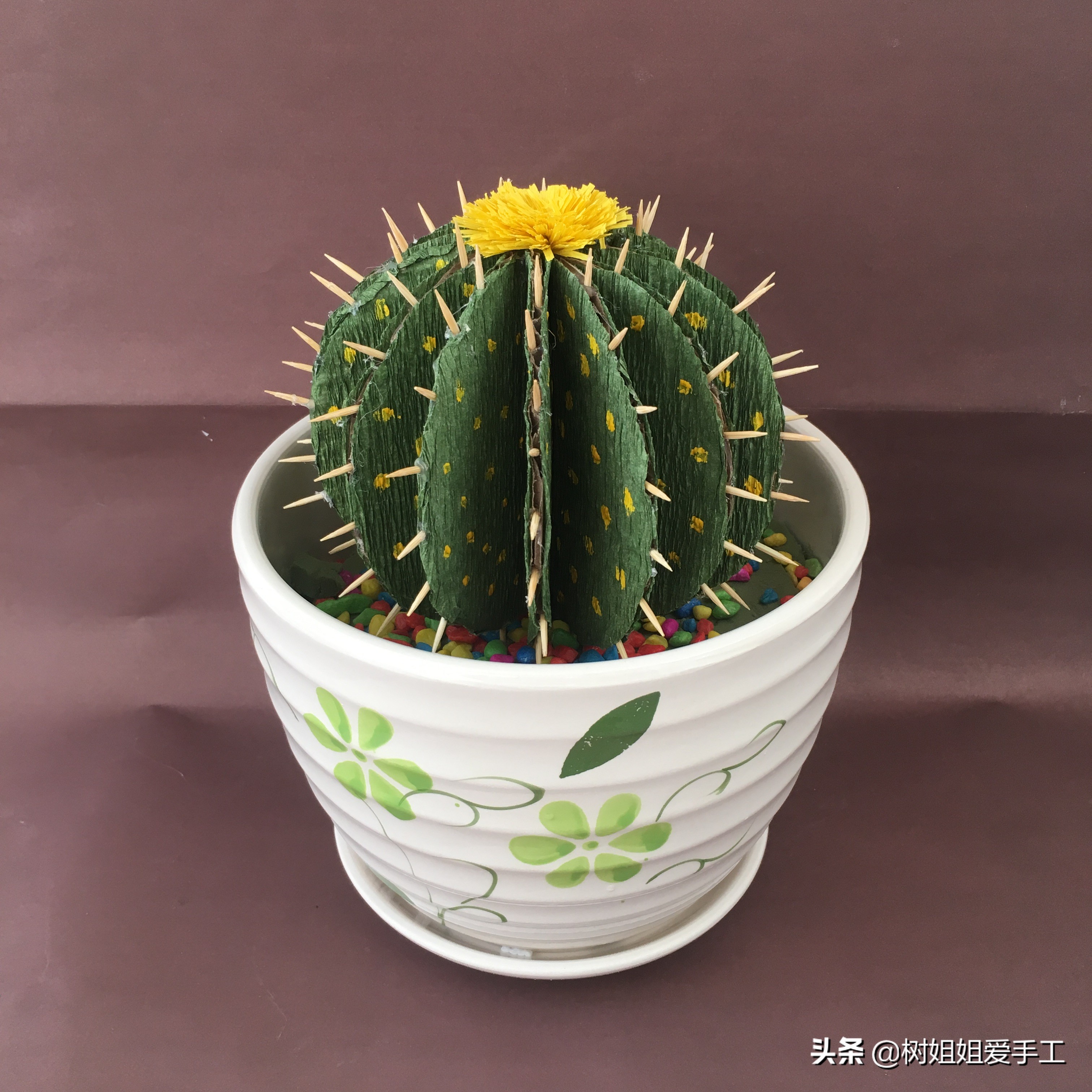 利用废酒瓶做的盆景,用废弃的缸做盆景