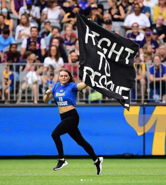 外国妹子冲进肯德基泼血怒吼：吃肉是大*杀屠**！网友们：有病？