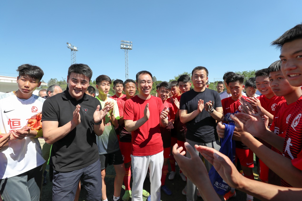 许家印对国足贡献,许家印和里皮拥抱