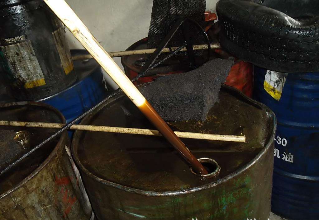 自己换下来的废机油怎么处理,自己换机油后废机油怎么处理