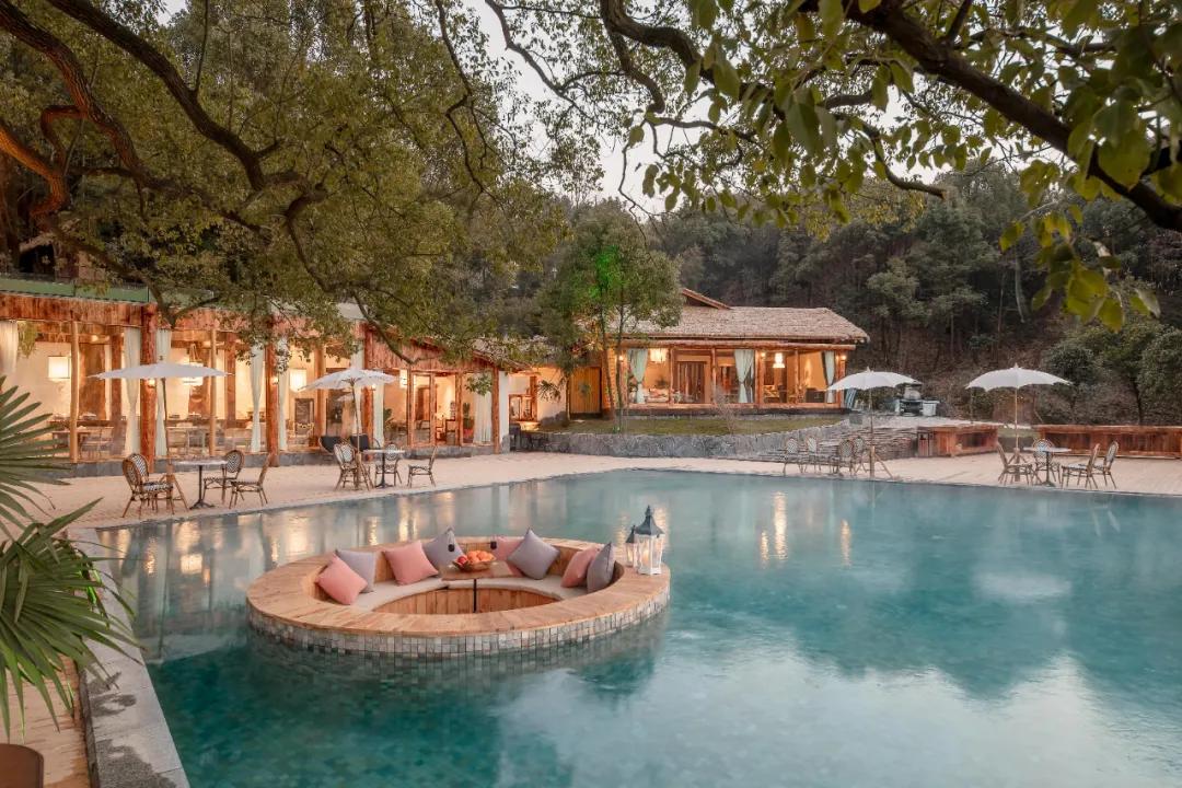 神仙眷侣辞掉高薪工作，爆改废弃山谷，造无边恒温泡池，全景树屋