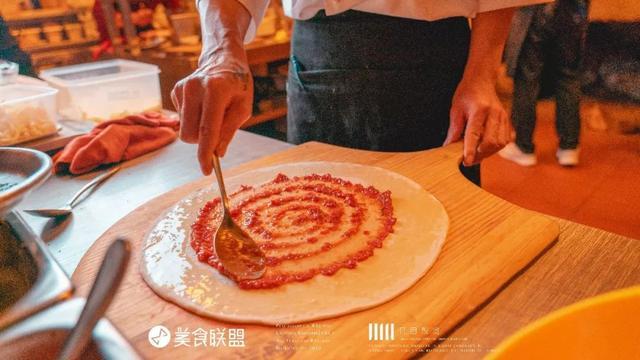 昆明这家开在76年前电影院的餐吧，手工披萨被写进国外旅游攻略