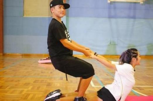 李宇春苏醒何洁合唱歌曲,超女何洁和李宇春现在关系咋样