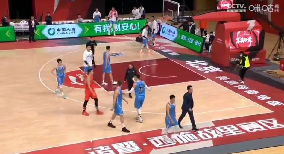 北京队不满判罚离场球员视角,北京首钢不满裁判罚退赛结局